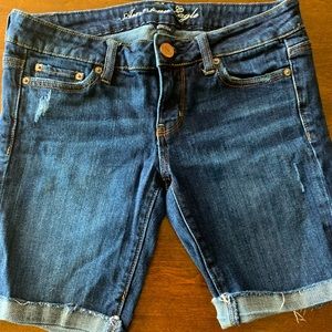 AMERICAN EAGLE SIZE 4 DISTRESSED SHORTS